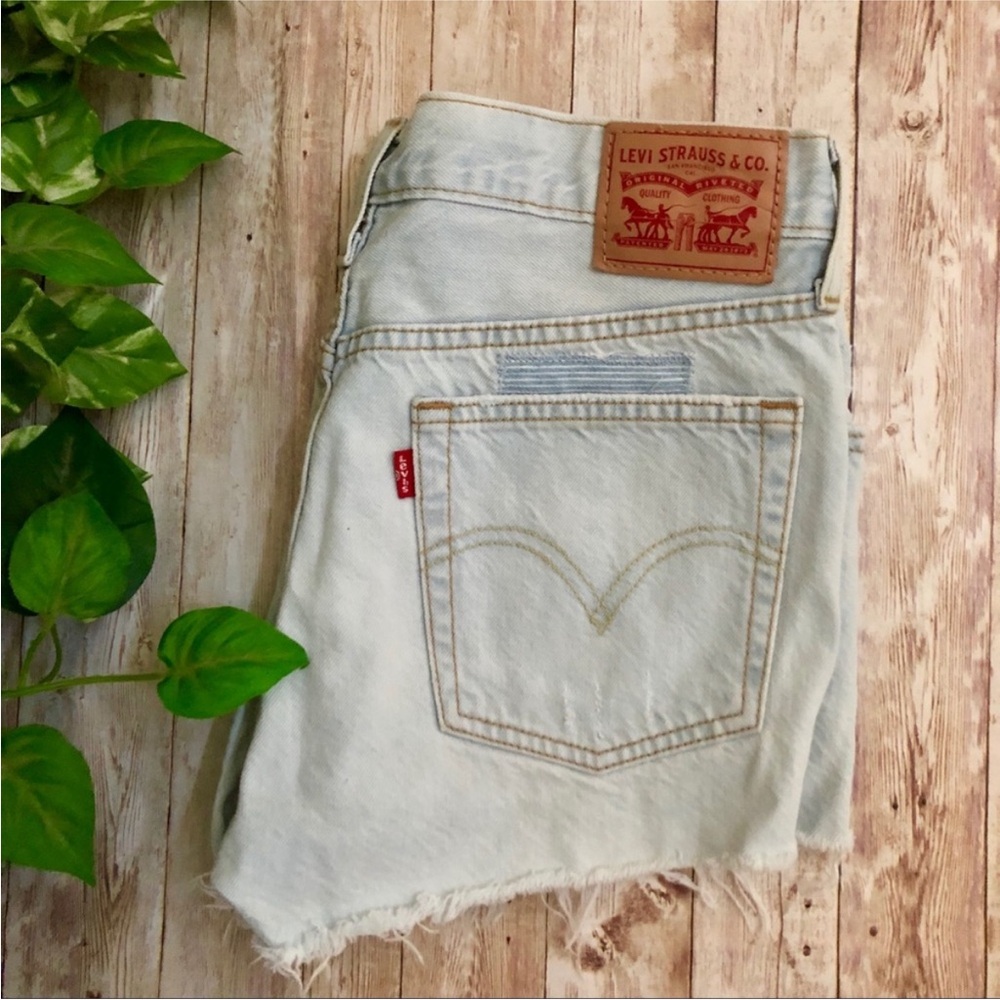 Levi’s High Rise Patch Distressed Shorts - Picture 6 of 6